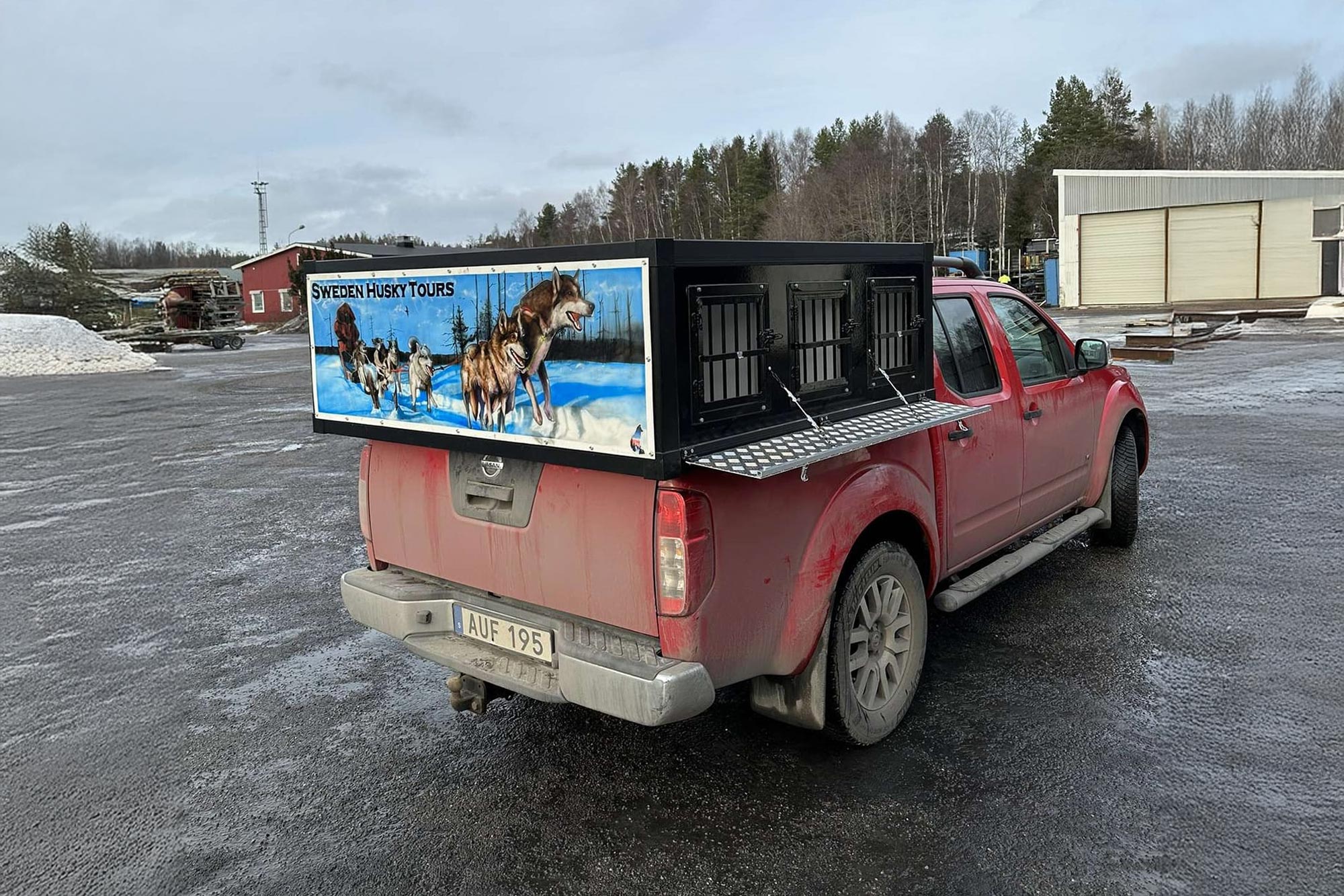 Måttanpassad hundkåpa på en bil