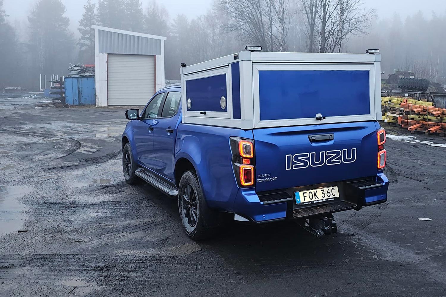 Måttanpassat arbetsskåp på en bil