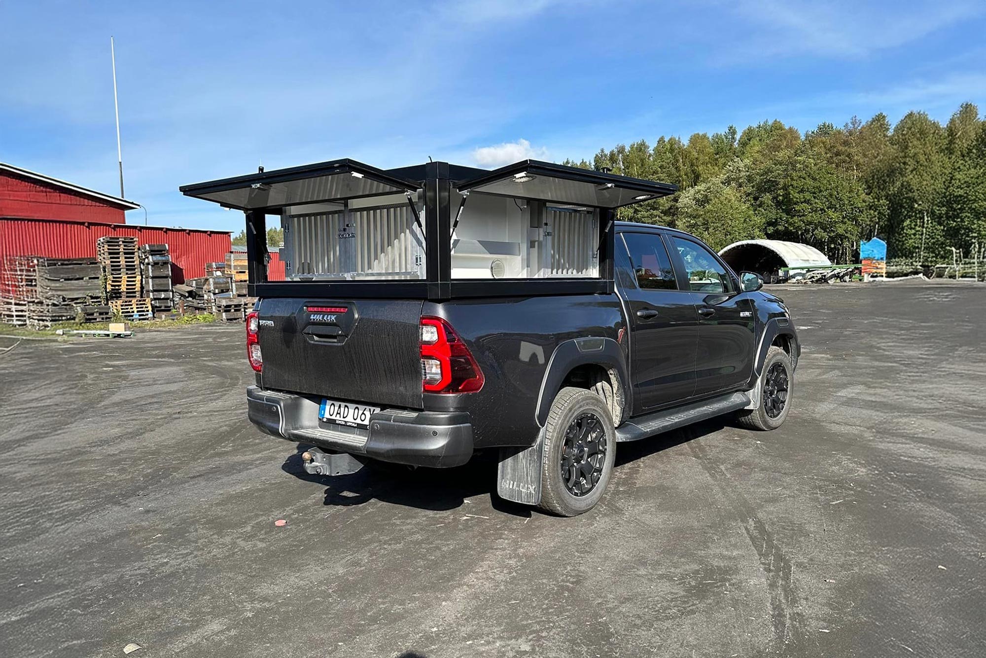 Skräddarsytt skåp på en bil